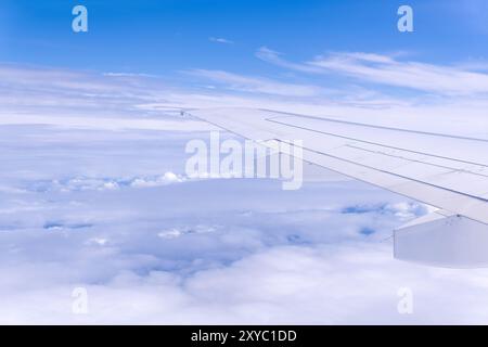Blick vom Flugzeugfenster während des Fluges, Flügel und Wolkenlandschaft, Blick über Wolken Stockfoto