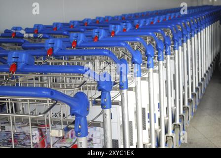 Viele Gepäckwagen am Flughafen hintereinander Stockfoto