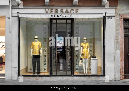 Versace Boutique in Venedig, Italien, mit Schaufensterpuppen mit den neuesten Modeschmustern der Marke Stockfoto