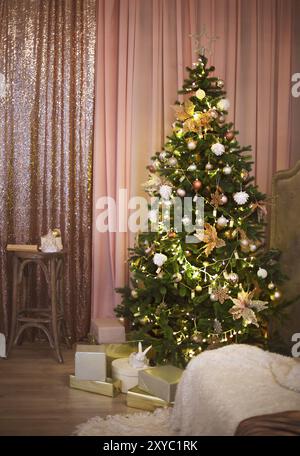 Abstrakte Weihnachtsbaum Hintergrund mit goldenen und weißen Dekoration. Nahaufnahme Stockfoto