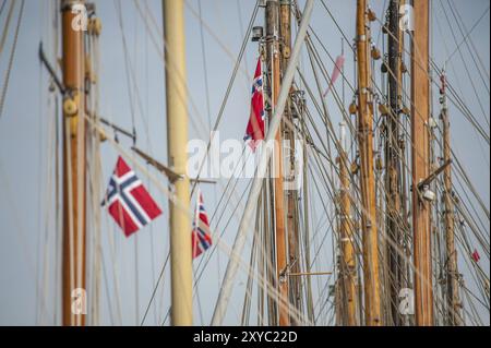 Norwegische Fahnen hängen an den Masten alter hölzerner Segelboote Stockfoto