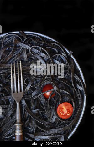 Schwarze Nudeln, gefärbt mit Tintenfisch und Gabel, Taglioni al Nero di Seppia, Italien, Europa Stockfoto