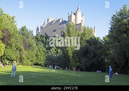 Menschen im Park am Alcazar von Segovia, Schloss Segovia, mittelalterliche Burg, Stadt Segovia, Provinz Segovia, Kastilien und Leon, Spanien, Europa Stockfoto