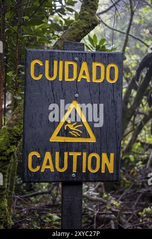 Warnschild Cuidado Vorsicht, Achtung Rutschgefahr, im Wald, Poas Nationalpark, zentrales Hochland, Provinz Alajuela, Costa Rica, Zentrum Stockfoto