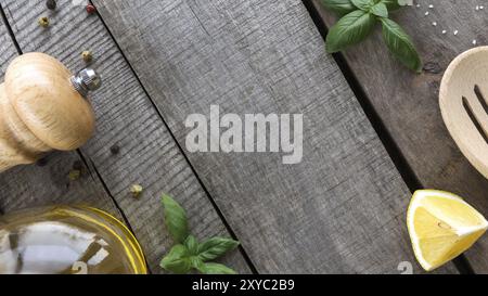 Konzeptionelle Flachlage. Verschiedene Gewürze, hausgemachte Soße, Mayonnnasie, Knoblauchsoße, Gewürze auf hölzernem Hintergrund. Stockfoto