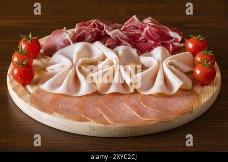 Wurst und Tomaten auf einem Schneidebrett Stockfoto