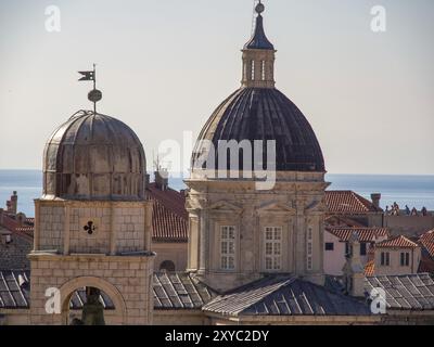 Kirchturm und Kuppel mit Blick auf die gekachelten Dächer und das Meer in einer historischen Stadt, dubrovnik, Mittelmeer, Kroatien, Europa Stockfoto