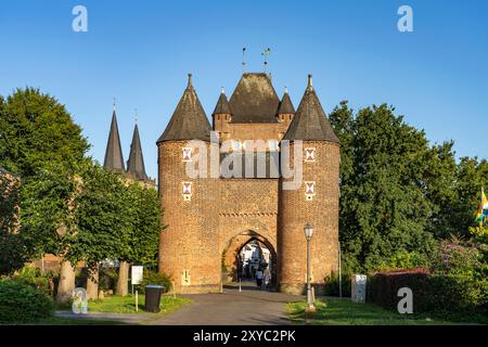 Klever Tor Eulentürme des äusseren Klever Tor in Xanten, Niederrhein, Nordrhein-Westfalen, Deutschland, Europa Klever Tor Stadttor in Xanten, Lower R Stockfoto