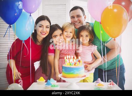 Porträt einer Familie feiern Geburtstag ihrer kleinen Tochter. Familienspaß Konzept Stockfoto