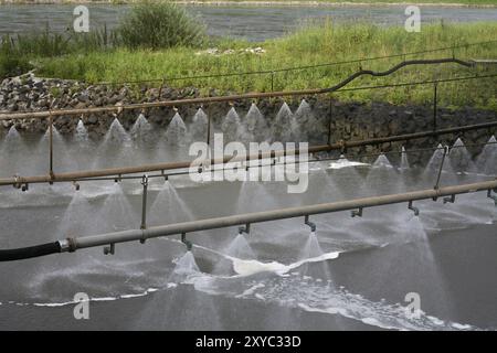 Spritzanlage im Kernkraftwerk Grohnde an der Weser. Dadurch wird der Schaum im Kühlwasser zerstört, das vor ihm abgelassen wird Stockfoto