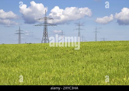 Hochspannungsmasten auf einer Wiese in Bayern Stockfoto