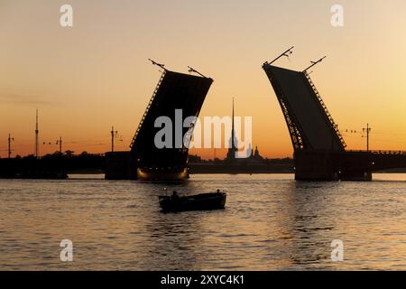 Postkartenansicht der Palastbrücke mit Peter-und-Paul-Festung, Symbol der Weißen Nächte in St. Petersburg, Russland, Europa Stockfoto