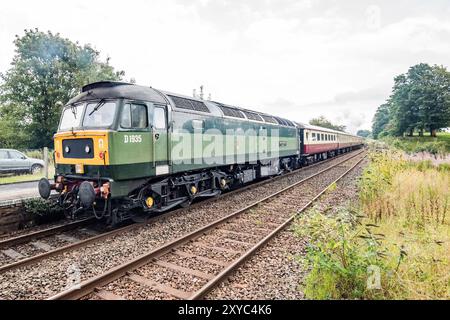 Roger Hoskings D1935 Diesel, der das Heck der von Sir Nigel Gresley gezogenen Wagen hochfährt. Long Preston verlassen, nachdem er angehalten hat, um Wasser zu nehmen. Stockfoto