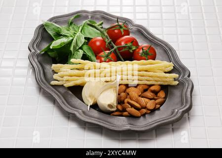 Zutaten für Busiate alla Trapanese (Eine Pasta-Spezialität aus der italienischen Provinz Trapani) Stockfoto