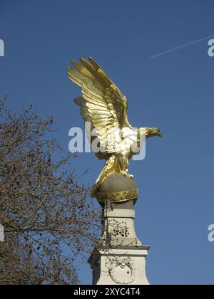 Das Royal Air Force Monument am Victoria Embankment in der Nähe von Westminster und den Houses of Parliament mit einem goldenen Adler auf einer Steinkugel Stockfoto