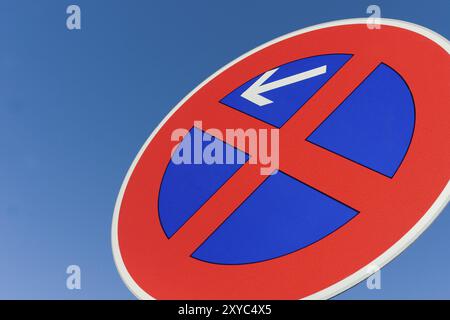 Verkehrsschild, Schild für Stoppsperre vor blauem Hintergrund. Schild für Stopp-Einschränkung vor blauem Himmel Stockfoto