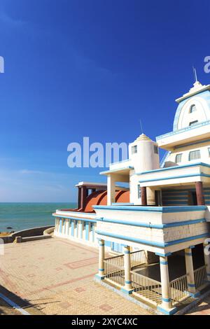 Seitlicher Meerblick auf das Gandhi Memorial Mandapam an der südlichsten indischen Stadt Kanyakumari an einem sonnigen Tag mit blauem Himmel in Tamil Nadu, Indien. Ver Stockfoto