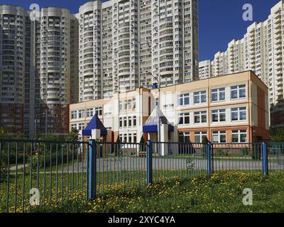 Khimki, Russland, Stadtbild mit Mittelschule für allgemeine Bildung, Europa Stockfoto