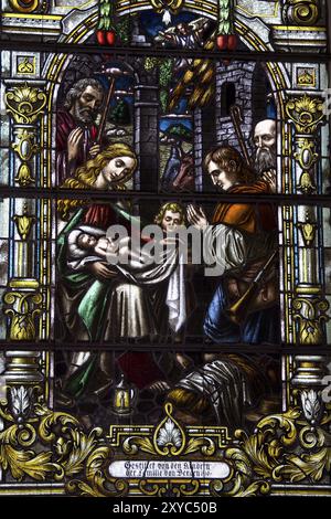 Das Fensterbild zeigt Maria und Josef mit ihrem Kind Jesus Stockfoto