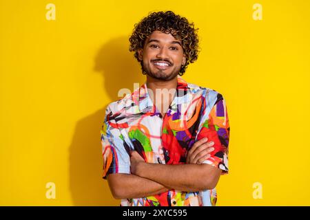 Foto des netten jungen Mannes überkreuzte Arme tragen Hemd isoliert auf gelbem Hintergrund Stockfoto