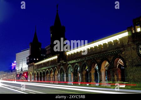 Nächtlicher Verkehr auf der Oberbaumbrücke, Berlin, Deutschland, Europa Stockfoto