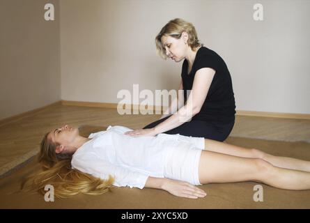 Junge Frau mit Massage im Health Center Stockfoto