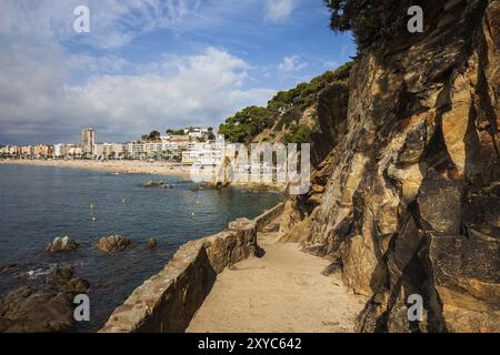 Küstenpfad an der Costa Brava am Mittelmeer und Skyline der Stadt Lloret de Mar in Katalonien, Spanien, Europa Stockfoto