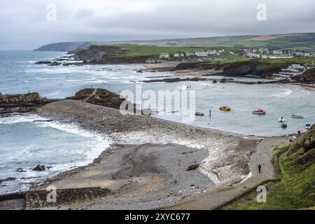 BUDE, CORNWALL/Großbritannien, 15. AUGUST: Panoramablick auf die Bude-Küste in Cornwall am 15. August 2013. Nicht identifizierte Personen Stockfoto