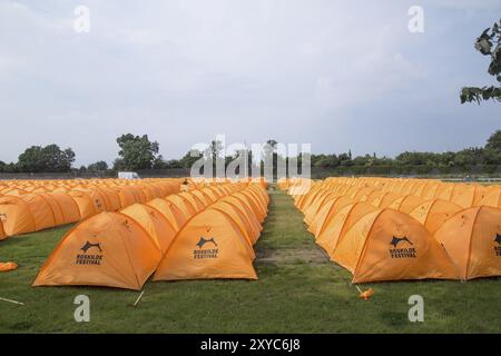 Roskilde, Dänemark, 25. Juni 2016: Reihen von orangen Zelten beim Roskilde Festival 2016, Europa Stockfoto