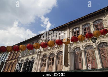 Singapur, Singapur, 30. Januar 2015: Traditionelle Häuser und chinesische Laternen im Stadtteil Chinatown, einem Haupttouristengebiet in Singapur, Asien Stockfoto