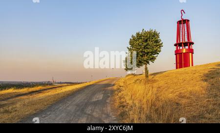 Moers, Nordrhein-Westfalen, Deutschland, 3. August 2018: Das Geleucht, ein Denkmal für eine Bergarbeiterlampe an der Bachspitze Rheinpreussen, Europa Stockfoto