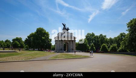 London - 06 15 2022: Blick auf den Hyde Park Corner mit dem Wellington Arch Stockfoto