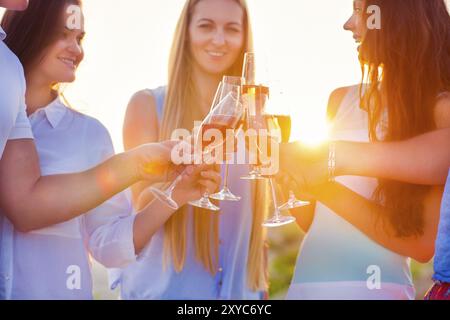 Gruppe von Freunden Toasten Champagner Sekt bei einer Relax Party Feier sammeln am Strand Stockfoto