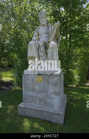 Skulptur eines griechischen Gelehrten, Park, Kelheimer Kalkstein, Naturstein, Grundschule, Bernau am Chiemsee, Bernau, Sommer, August, Chiemgau, Chiemgau A Stockfoto