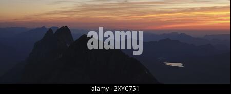 Moody Sky über Bergketten und Melchsee. Blick auf den Sonnenuntergang vom Titlis, Schweiz, Europa Stockfoto