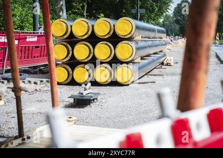 Ein Stapel Fernwärmeleitungen auf einer Baustelle in Düsseldorf, Deutschland, Europa Stockfoto