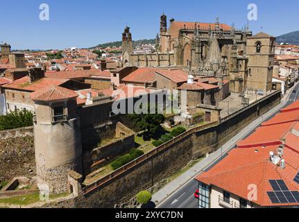 Historische Burg und benachbarte Gebäude mit roten Ziegeldächern an einem sonnigen Tag, Blick aus der Luft, romanische und spätgotische Kathedrale, Stadtmauer, Plasenci Stockfoto