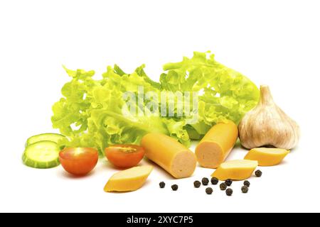 Würstchen, Knoblauch, Salat, Gurke, Paprika und Tomaten auf weißem Hintergrund Stockfoto