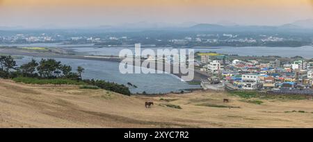 Insel Jeju Südkorea, Panorama City Skyline von Seogwipo city Blick von Seongsan Ilchulbong Stockfoto