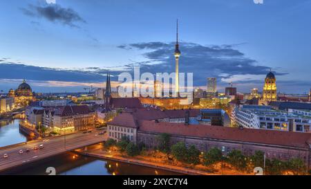 Berliner Panorama-Skyline bei Sonnenuntergang an der Spree, Berlin, Deutschland, Europa Stockfoto