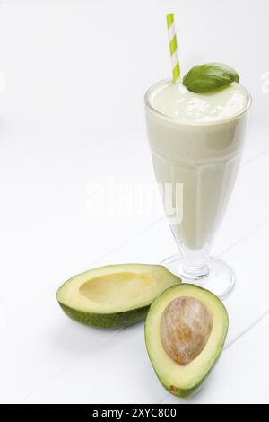 Avocado und Banane Shake oder Smoothie auf weißer Holztisch Stockfoto