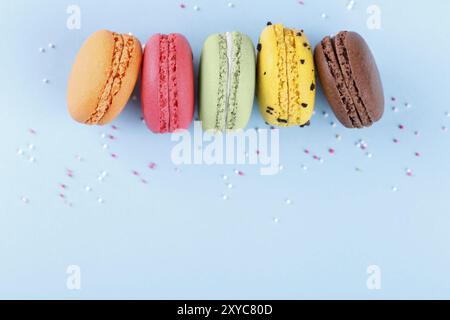 Bunte französische Macarons auf blauem Hintergrund traditioanal Wüste in Frankreich Stockfoto