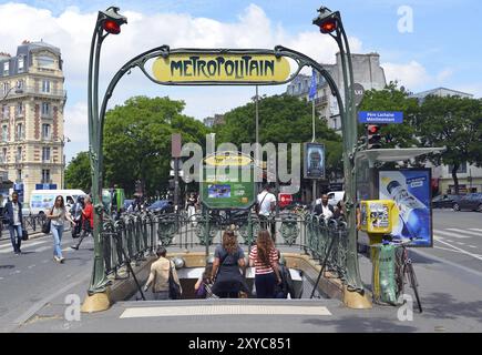 Pere Lachaise, U-Bahn-Station, Metropolitain, Adolphe Dervaux, Architecte, Menilmontat, Zimmerkammer, Art Deco, oben, Leute Stockfoto