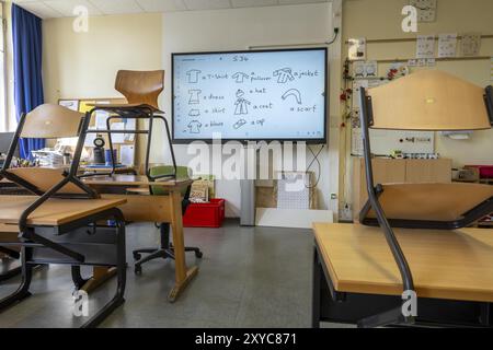 Klassenzimmer der vierten Klasse, nach der Schule ist das Gebäude älter, aber in gutem Zustand, moderne Lehrmaterialien, interaktives, digitales Whiteboard Stockfoto