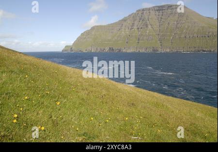 Küste in der Nähe von Muli, Bordoy Insel mit Blick auf Vidoy Island, Faroer Inseln Stockfoto