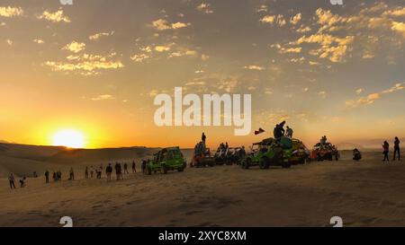 Dünen-Buggies parkten während des Sonnenuntergangs in der Huacachina Oasis in Ica, Peru Stockfoto