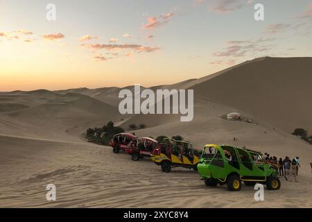 Dünen-Buggies parkten während des Sonnenuntergangs in der Huacachina Oasis in Ica, Peru Stockfoto