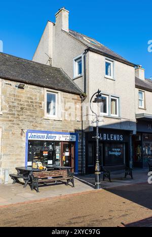 Thurso, Schottland, Großbritannien - 16. Oktober 2023: Straßenblick tagsüber mit Café und Friseur in Thurso, Caithness, Schottland, Vereinigtes Königreich. Es ist ein ch Stockfoto