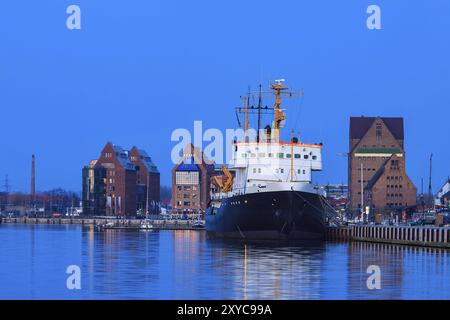 Ein Schiff im Stadthafen von Rostock Stockfoto