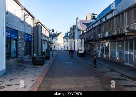 Thurso, Schottland, Großbritannien - 16. Oktober 2023: Straßenblick tagsüber mit Fußgängern und Geschäften in Thurso, Caithness, Schottland, Vereinigtes Königreich. Es ist ein Stockfoto